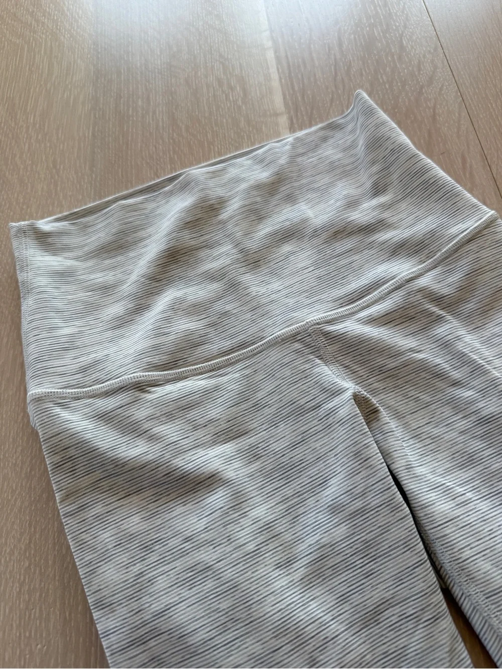 Lululemon Wunder Under Crop II Hi-Rise Scallop 24” Leggings, White/Grey Size 6